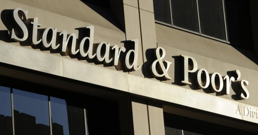 Τι σημαίνει η αναβάθμιση από τη Standard & Poor’s σε θετικό outlook για το ελληνικό αξιόχρεο