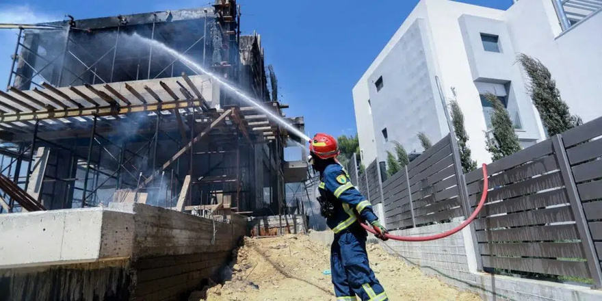 Ήρωες Έλληνες πυροσβέστες που ριχτήκατε στις φλόγες σας ευχαριστούμε ξανά