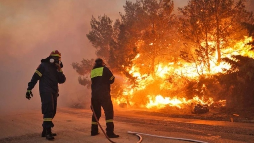 Ήρωες Έλληνες πυροσβέστες που ριχτήκατε στις φλόγες σας ευχαριστούμε ξανά