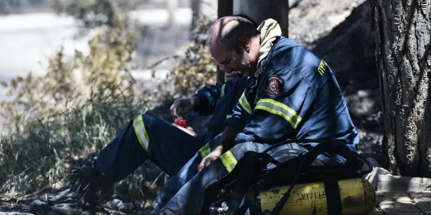 Ήρωες Έλληνες πυροσβέστες που ριχτήκατε στις φλόγες σας ευχαριστούμε ξανά