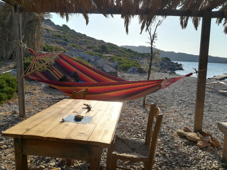 Η Εύη κι ο Δημήτρης άνοιξαν beach bar σε ακατοίκητο νησί & ψάχνουν προσωπικό με μόνο 2 όρους