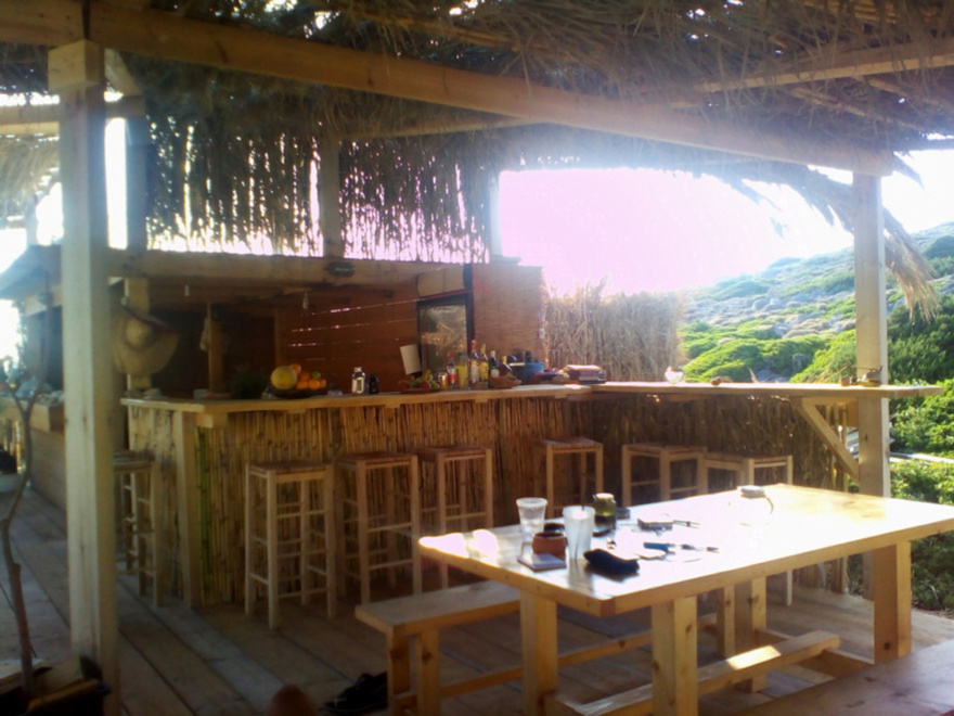 Η Εύη κι ο Δημήτρης άνοιξαν beach bar σε ακατοίκητο νησί & ψάχνουν προσωπικό με μόνο 2 όρους