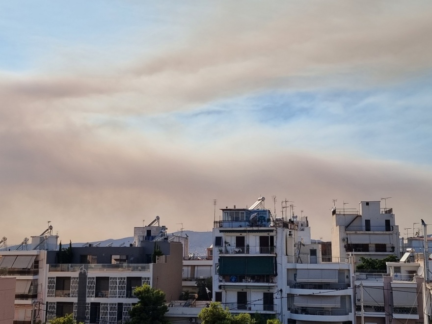 Μαύρισε ο ουρανός της Αττικής – Εικόνες αποκάλυψης: Καπνοί από την μεγάλη φωτιά σκέπασαν τον ουρανό