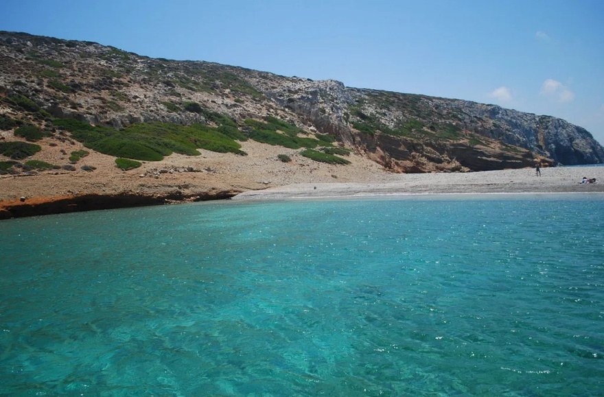 Η Εύη κι ο Δημήτρης άνοιξαν beach bar σε ακατοίκητο νησί & ψάχνουν προσωπικό με μόνο 2 όρους