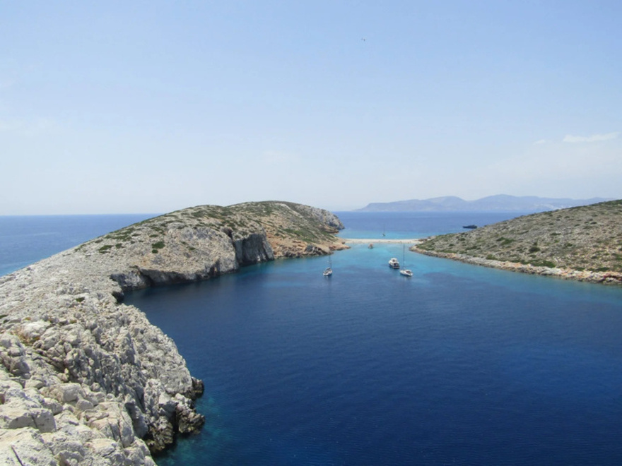 Η Εύη κι ο Δημήτρης άνοιξαν beach bar σε ακατοίκητο νησί & ψάχνουν προσωπικό με μόνο 2 όρους