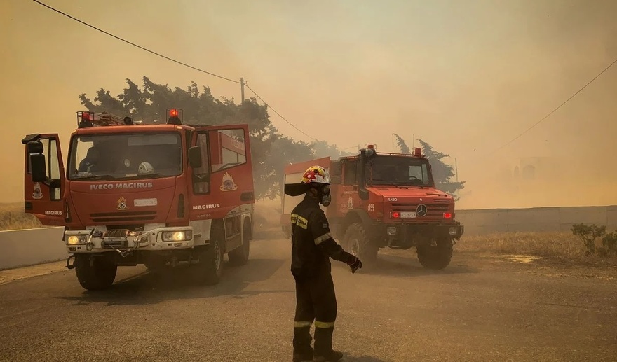 Κόκκινος Συναγερμός στην Πυροσβεστική: Καίγεται νησί, η φωτιά κοντά σε σπίτια