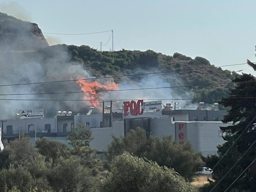 Κόκκινος Συναγερμός στην Πυροσβεστική: Καίγεται νησί, η φωτιά κοντά σε σπίτια